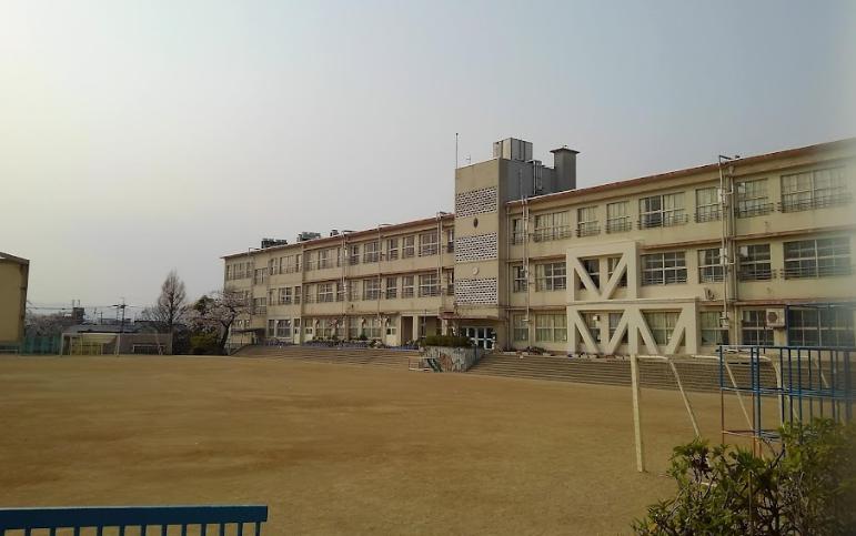 小学校　豊中市立上野小学校（小学校）まで842m