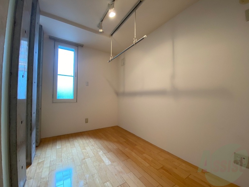 その他部屋・スペース　寝室はこちらです。光が差し込む、温かみのあるお部屋です。