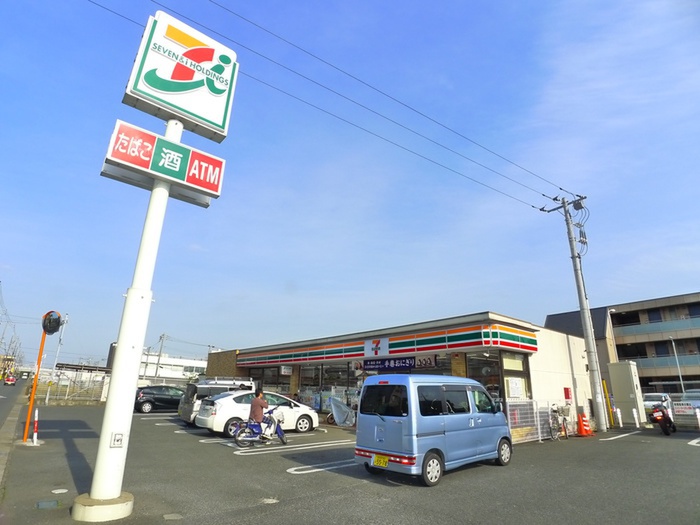 コンビニ　セブンイレブン（コンビニ）まで890m