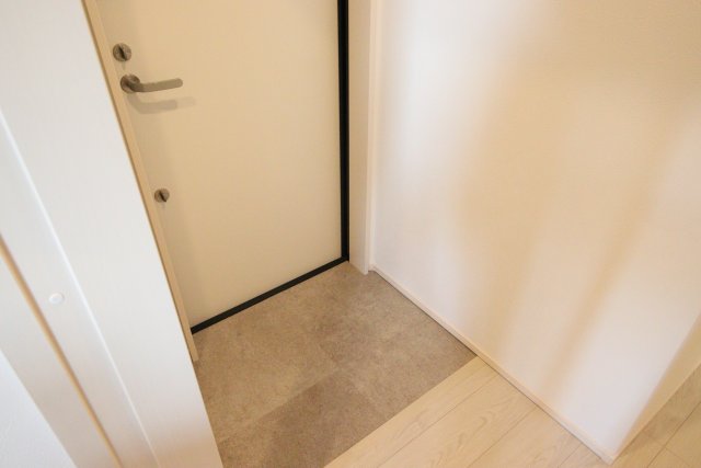 玄関　※同じ間取り203号室の写真になります