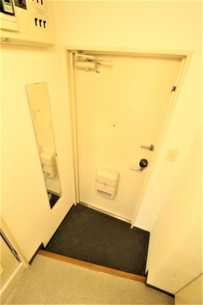 玄関　別の部屋より