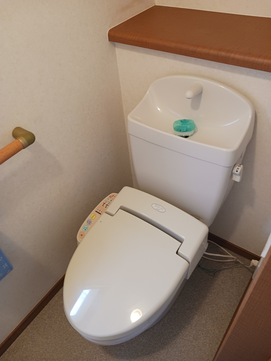 トイレ　１階／２階にトイレが御座います♪（ウォシュレットは残置物）