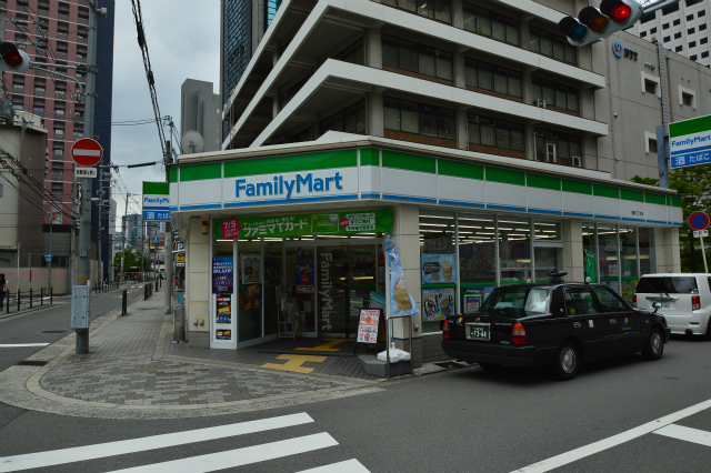 コンビニ　ファミリーマート（コンビニ）まで195m