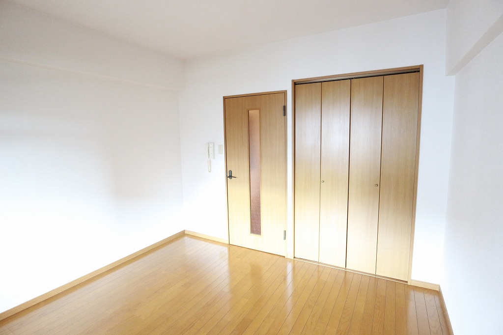 その他部屋・スペース　明るい日が差し込む洋室です。