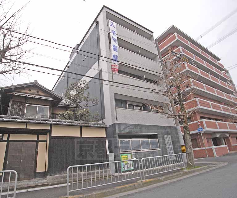 建物外観　北山通りに面しています。