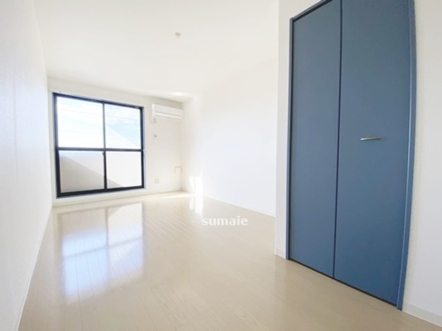 居室・リビング　青が爽やかな印象のお部屋☆