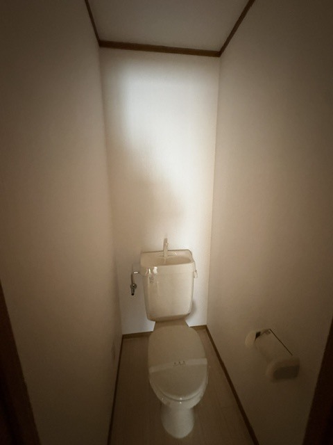 トイレ　別のお部屋の参考写真になります