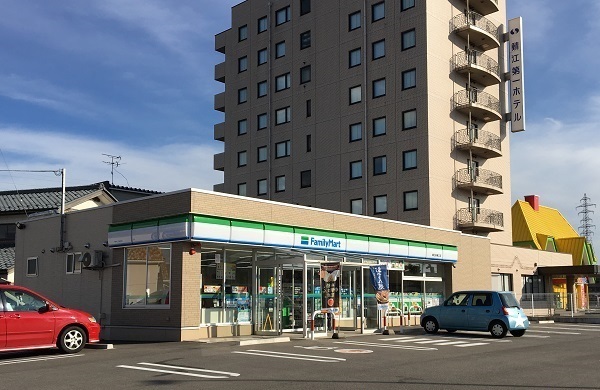 コンビニ　ファミリーマート（コンビニ）まで250m