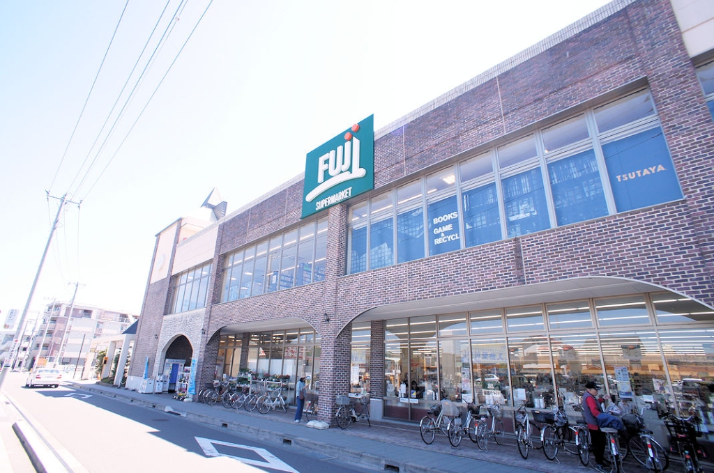 スーパー　Fuji寒川店（スーパー）まで620m