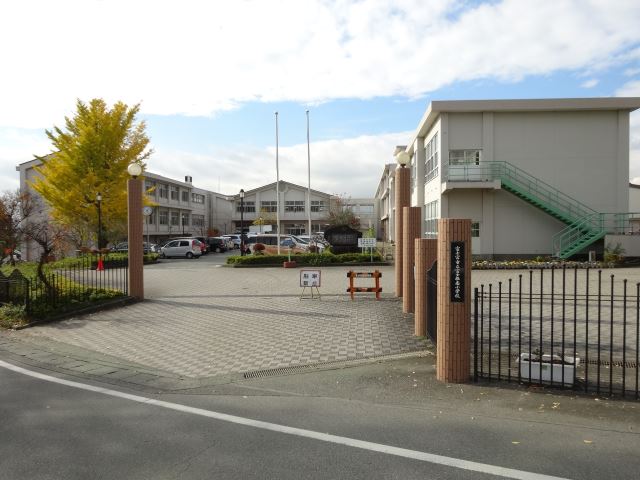 小学校　市立富士根南小学校（小学校）まで830m
