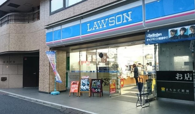 コンビニ　ローソン四谷左門町店（コンビニ）まで243m