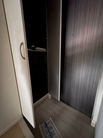 玄関　同物件別部屋写真
