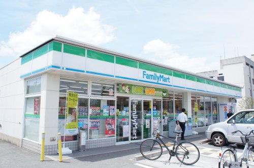 コンビニ　ファミリーマート三田天神店（コンビニ）まで611m