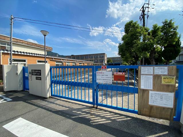 小学校　東大阪市立小学校縄手南小学校（小学校）まで524m