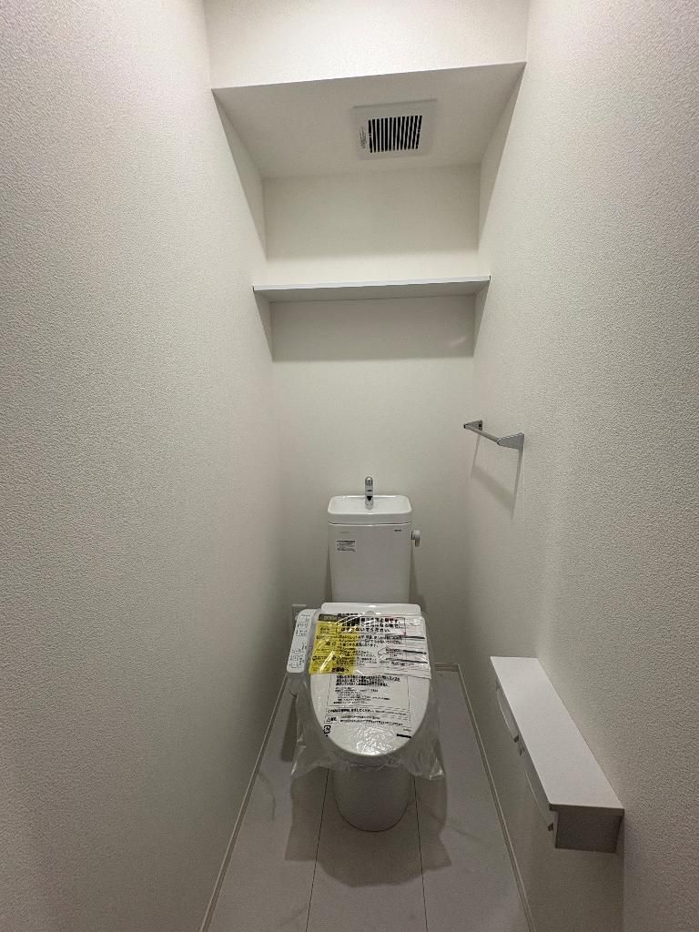トイレ　落ち着いた色調のトイレです