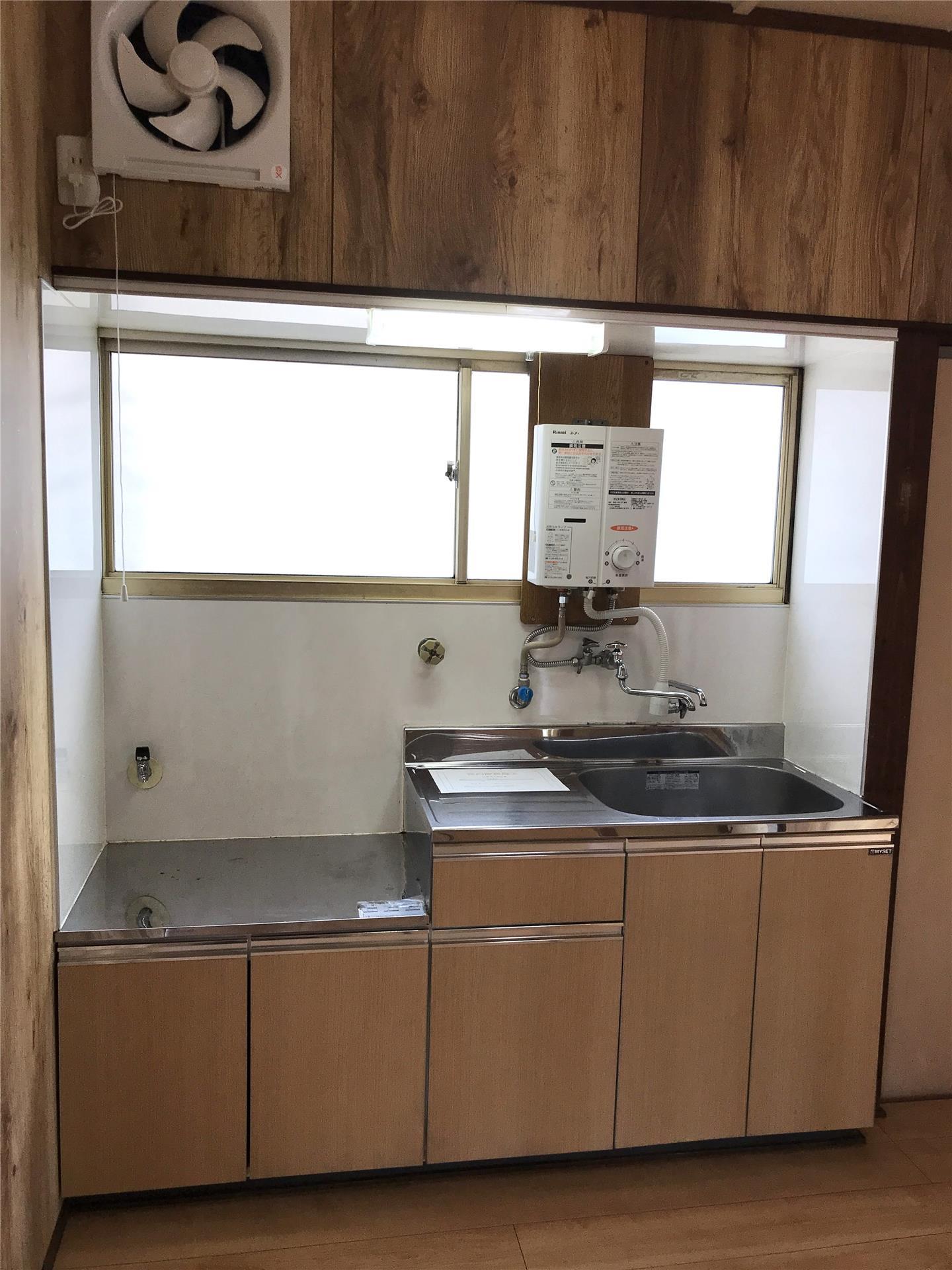 キッチン　窓からの光が心地よく、明るい空間で料理を楽しめます