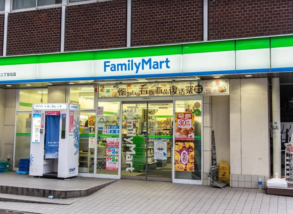 コンビニ　ファミリーマート代々木二丁目北店（コンビニ）まで121m