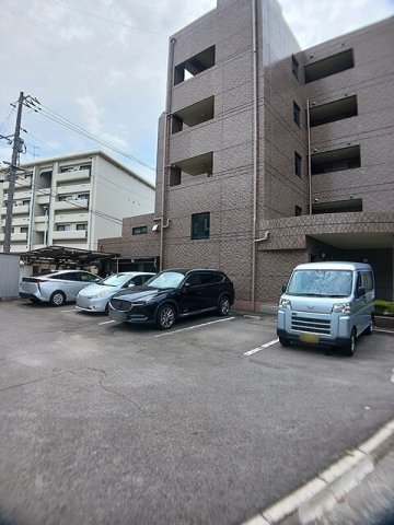 駐車場　車をお持ちの方に嬉しい駐車場付きの物件です