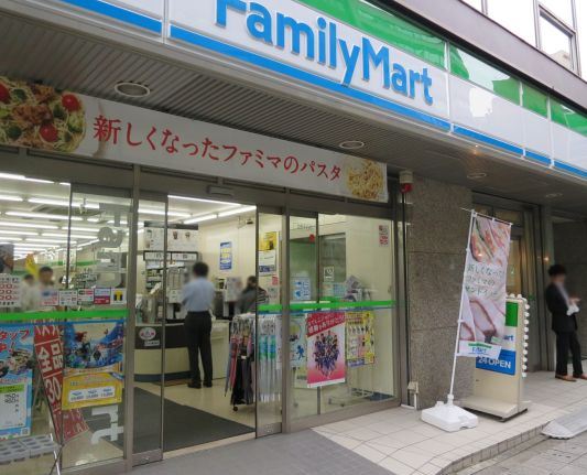 コンビニ　ファミリーマート日本橋本町三丁目店（コンビニ）まで152m