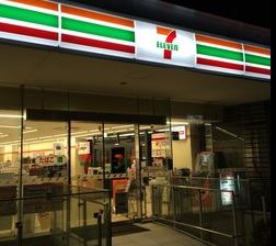 コンビニ　セブンイレブン 日本橋本町3丁目店（コンビニ）まで224m