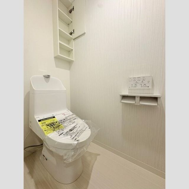 トイレ　人気アイテムの温水洗浄便座。清潔感のあるトイレです。