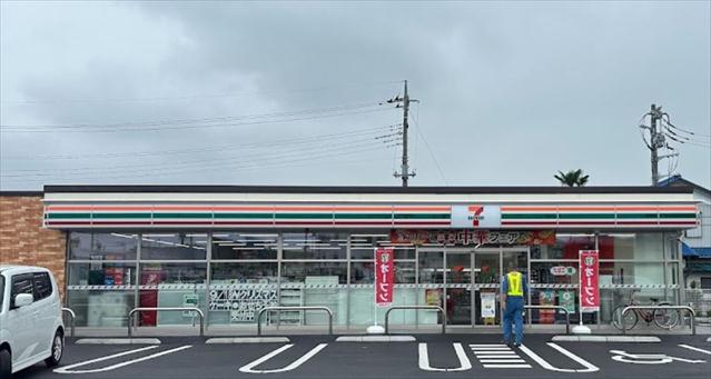コンビニ　セブンイレブン（コンビニ）まで809m