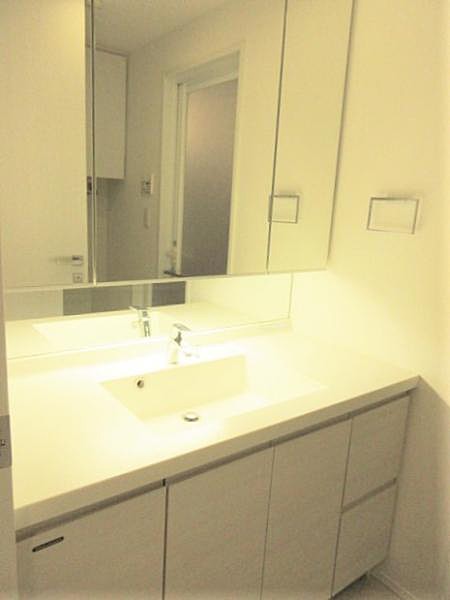 洗面設備　写真は同マンションの別のお部屋の場合があります