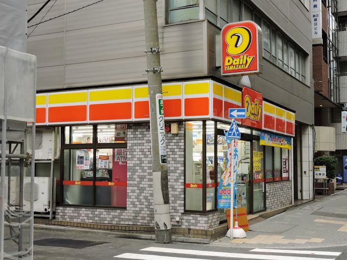 コンビニ　デイリーヤマザキ 日本橋堀留町店（コンビニ）まで210m