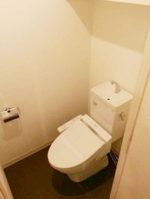 トイレ　別タイプの室内参考写真です。