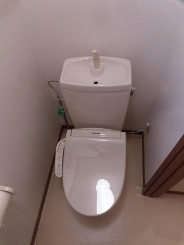 トイレ　落ち着いた色調のトイレです