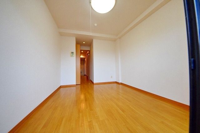 その他部屋・スペース　居室、バルコニー側から見たお部屋