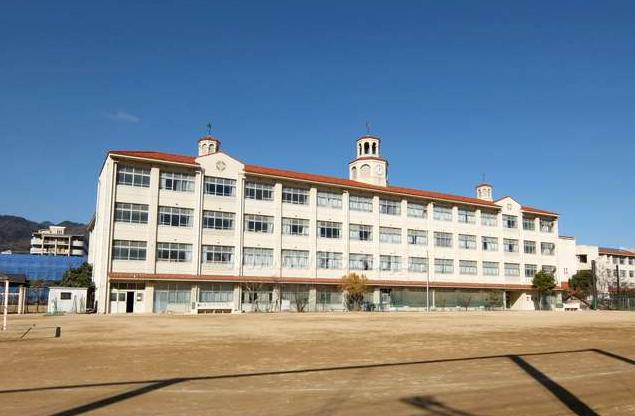 中学校　神戸市立本庄中学校（中学校）まで256m