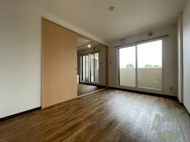 その他部屋・スペース　寝室はこちらです。光が差し込む、温かみのあるお部屋です。