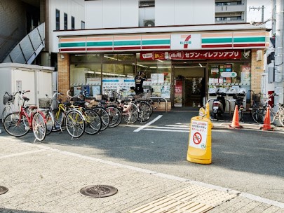 コンビニ　セブン－イレブン　吹田片山１丁目店（コンビニ）まで712m