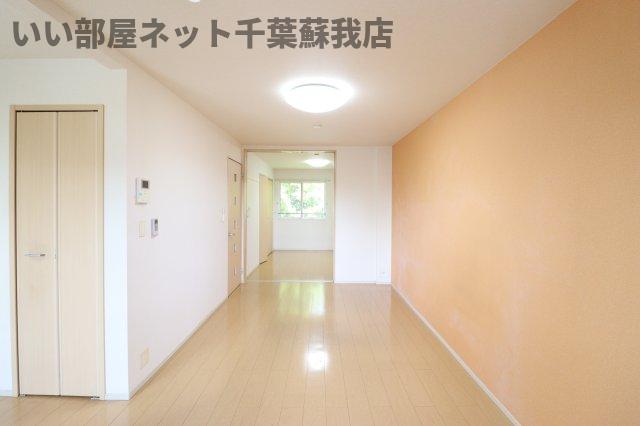 居室・リビング　こちらのリビングで趣味の時間をお楽しみください