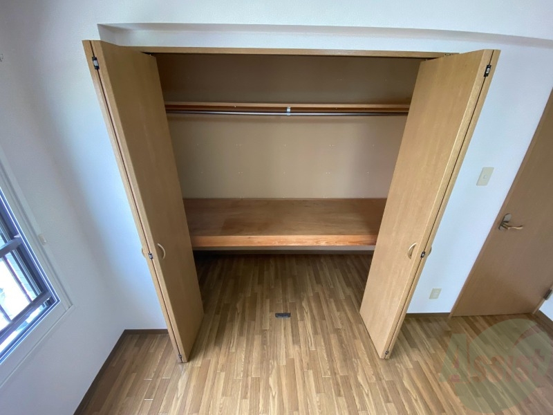 収納　こちらの収納にはハンガーをかけて服もしまえますね。