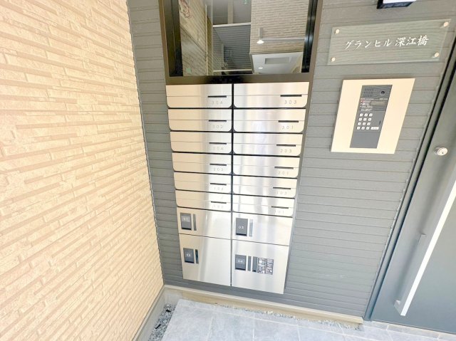 ロビー　ロビーにある各部屋毎のメールボックス。
