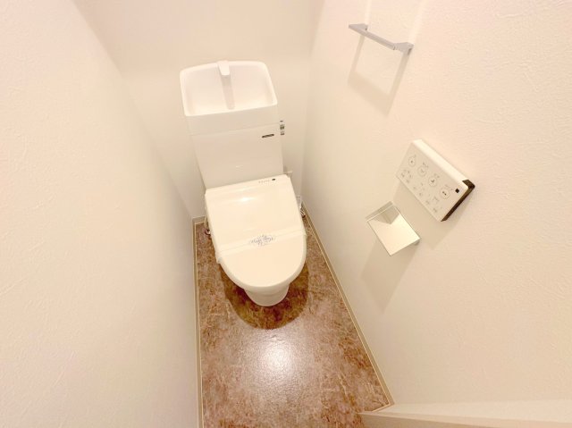 トイレ　綺麗なトイレにはウォシュレット標準装備です。