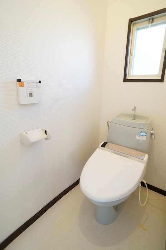 トイレ　温水洗浄便座付き！窓付きで換気もできます！