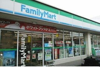 コンビニ　ファミリーマート登戸中央店（コンビニ）まで130m