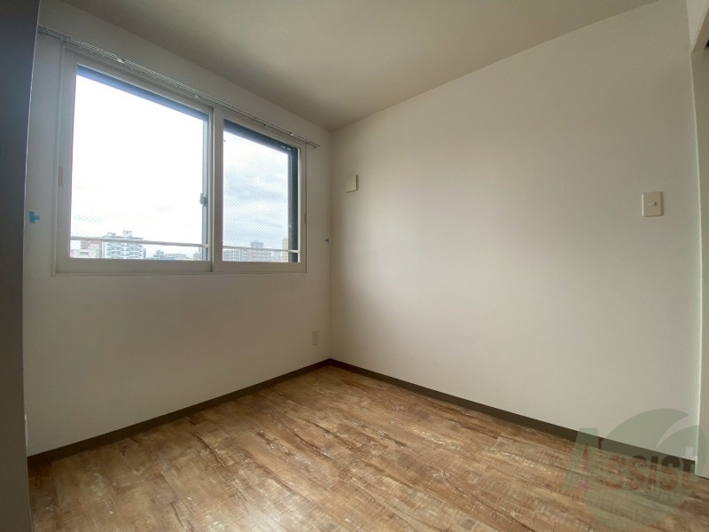 その他部屋・スペース　寝室はこちらです。光が差し込む、温かみのあるお部屋です。