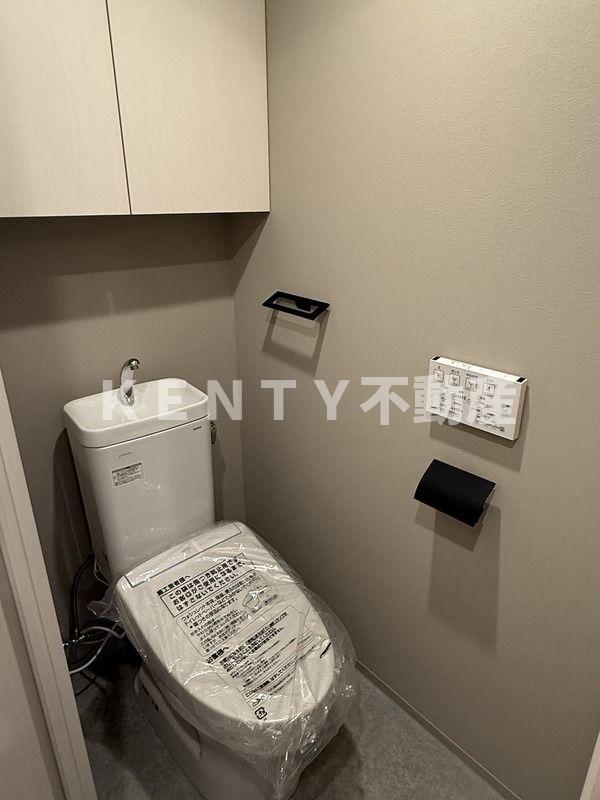 トイレ　広くて明るい寝室