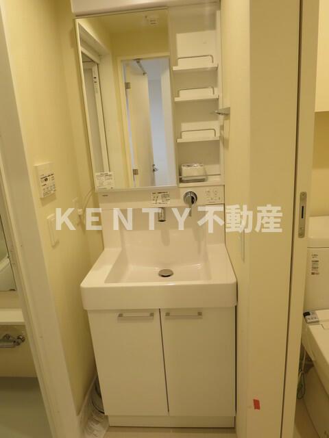 洗面設備　明るい洗面所です