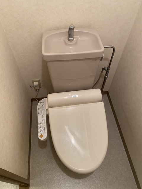 トイレ　シャワートイレ付き