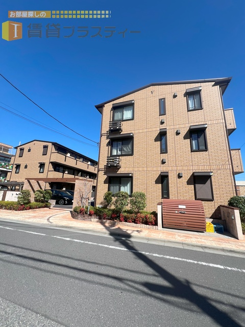 建物外観　日差し差し込む区画整理されたエリア。