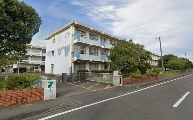 小学校　焼津市立港小学校（小学校）まで704m