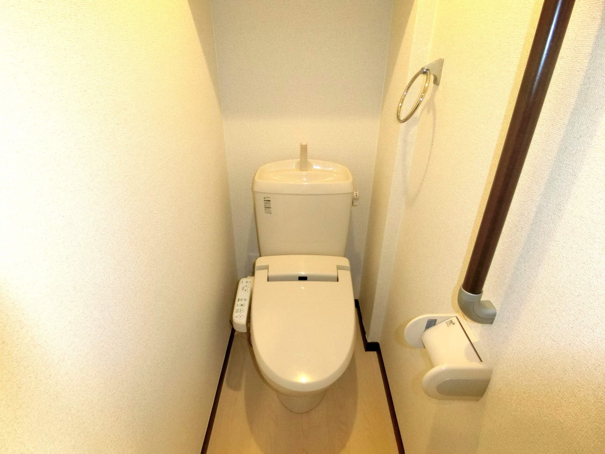 トイレ　温水洗浄便座付トイレです☆