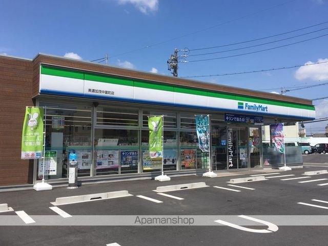 コンビニ　ファミリーマート（コンビニ）まで822m