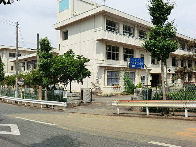 小学校　牛久市立牛久第二小学校（小学校）まで413m