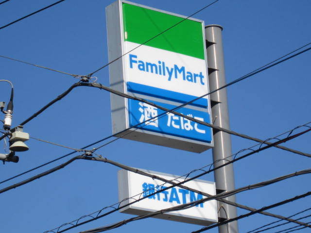 コンビニ　ファミリーマート甲府中央二丁目店　徒歩５分（コンビニ）まで400m